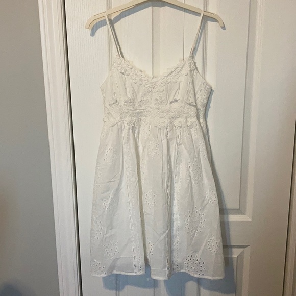 Lace dress - Picture 4 of 5